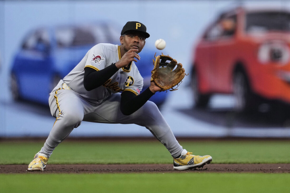 Pirates send 3B Hayes to Reds in trade